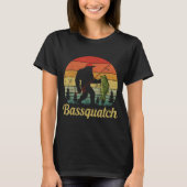 Bquatch B Fishing Humor Bigfoot Ufo Sasquatch Tシャツ (正面)
