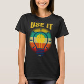 Brain  USE IT   Tech Science Gamer Student Nerd Tシャツ (正面)