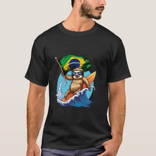 Brasil Flag Sloth Surfing Brazilian Pride Brasilia Tシャツ (正面)