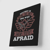 Bravery Is Being The Only One Who Knows スクエア壁時計 (傾斜)