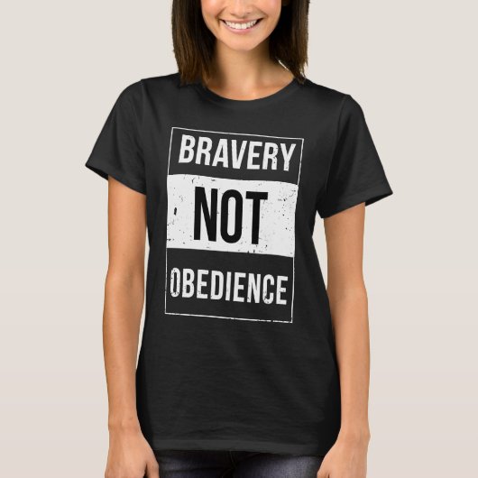 Bravery Not Obedience Advisory Tシャツ (正面)