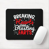 Breaking Hearts And Blasting Farts Valentine Funny マウスパッド (マウス)