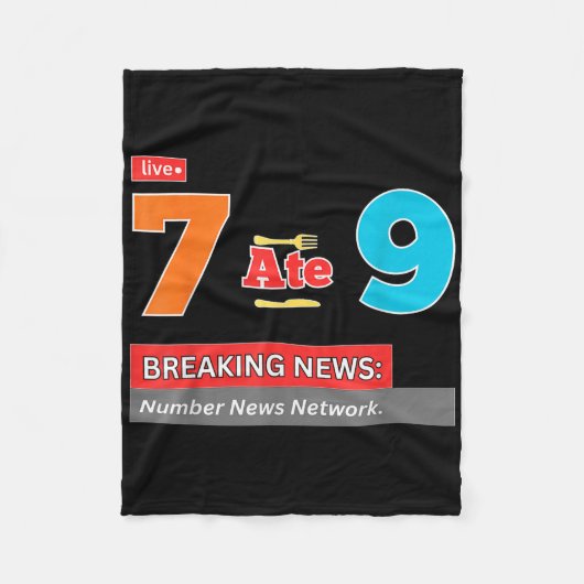 Breaking News 7 Ate 9 Math Joke Funny 67 Meme Hall フリースブランケット (正面)