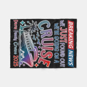 Breaking News We Are Going On A Cruise Surpris Cru フリースブランケット (正面(横))