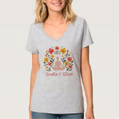 Breathe & Bloom ヨガTシャツ - フラワーヴィー ネック Tシャツ (正面)