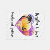 Breathe In Love Breathe Out Gratitude Sitive Motiv フリースブランケット (正面(横))