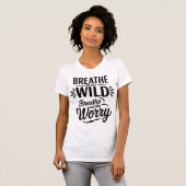 Breathe in the Wild Quote Design Tシャツ (正面フル)