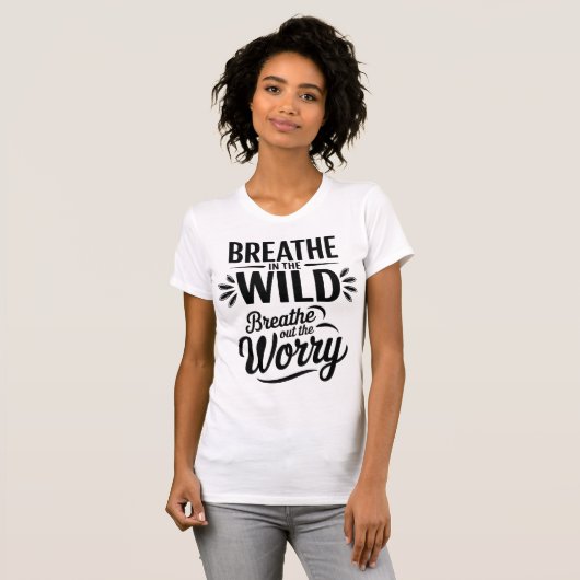 Breathe in the Wild Quote Design Tシャツ (正面フル)