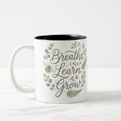 Breathe Learn Grow Bee for Homeschool parents ツートーンマグカップ (左)