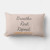Breathe Rest Repeat Elegant Blush Pink Typography ランバークッション (正面)