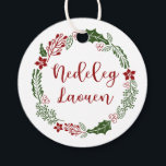 Breton Merry Christmas, Nedeleg laouen,カスタム フェイバータグ<br><div class="desc">緑と赤のクリスマスの休日のリースギフトラベルと言葉Merry Christmas in the Breton language: Nedeleg laouen.文字の右側にある「このテンプレートをパーソナライズすクリックる」で、イメージを逆に変更または追加するには、テキストを入力します。</div>