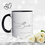 Bride モダン Scriptの結婚名前をカスタムする マグカップ<br><div class="desc">Bride モダン Scriptエレガントタイポグラフィの名前をカスタムするTea Coffee Mugは黒い書道のタイポグラフィでシンプル文字の「Brideエレガント」を備えている。おパーソナライズされた前の名前をカスタムすると結婚デートで花嫁に最適なブライダルシャワーや結婚式の日。Evco Studioによる設計www.zazzle.com/store/evcostudio</div>