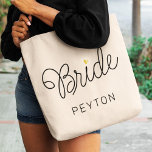 Bride モダン Script金ゴールドハート結婚の名前 トートバッグ<br><div class="desc">ミニマモダンリストのシックな書カジュアル道デザインの花嫁とあなたの名前をカスタムするを持つこのトートバッグは読、クリーンなラインを備えて洗練された外観を作お洒落成する。小さな印刷された金ゴールドハート詳細と控えめなスタイルは、彼女の結婚式の日の外観に洗練のtouchを追加する。</div>