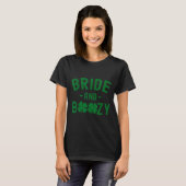 Bride And Boozy Irish St Patrick's Day Funny Shamr Tシャツ (正面フル)