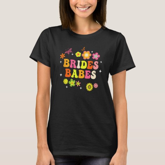 Bride Babes Bridesmaids Groovy Bachelorette Party  Tシャツ (正面)