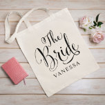 Bride Black パーソナライズされた Script結婚's トートバッグ<br><div class="desc">花嫁の結婚トートバッグは黒い渦巻き型の書道の台本を備えモダンて書カスタム、花嫁のためにパーソナライズできるエレガント文字名のを持つ。調整ブライダルパーティデザインを見ろ！</div>