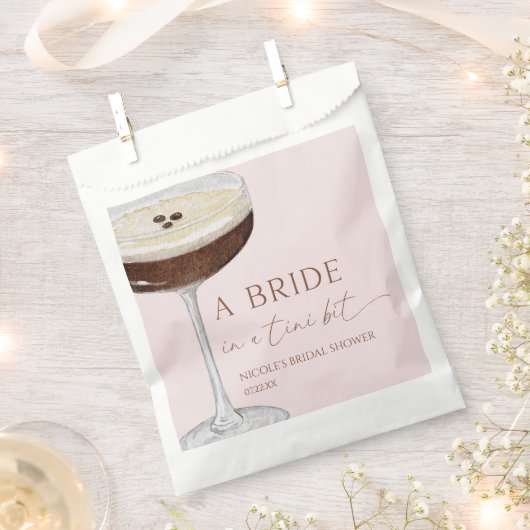 Bride In A Tini Bit Expresso Martini Bridal Shower フェイバーバッグ (クリップ留めされた状態)