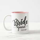 'Bride Squad' 現代ブラックスクリプト カスタム ウェディング ツートーンマグカップ (左)