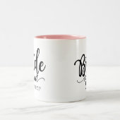 'Bride Squad' 現代ブラックスクリプト カスタム ウェディング ツートーンマグカップ (中央)