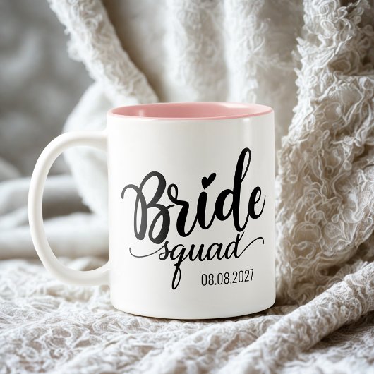 'Bride Squad' 現代ブラックスクリプト カスタム ウェディング ツートーンマグカップ