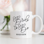 Bride to Be Black Modern Script Custom Wedding コーヒーマグカップ<br><div class="desc">Modern and casual chic black calligraphy script "Bride to Be" women's bridal wedding coffee mug features custom text that can be personalized with the bride's first name. Makes a sweet gift the future Mrs!</div>