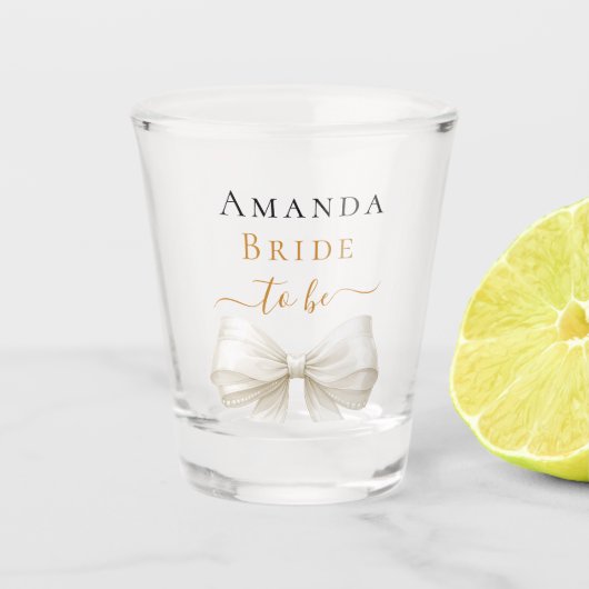 Bride to be ivory bow pearls elegant Bachelorette ショットグラス (正面)