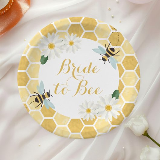 Bride to Bee ブライダルシャワーのためのハニカムとデイジー ペーパープレート