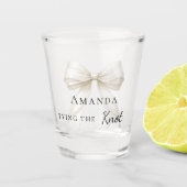 Bride tying the knot ivory bow Bachelorette ショットグラス (正面)