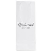 Bridesmaidタイポグラフィスクリプト名テンプレート最高の ワインギフトバッグ (裏面)