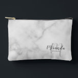 Bridesmaidパーソナライズされた Monogramの名前 アクセサリーポーチ<br><div class="desc">花嫁の贈り物で個人的結婚なtouchをパーソナライズされた追加する。このデザインパーソナライズされたは、白大理石の背景にグレーのモダンsans serifフォントでタイトルを持つ背景として、グレーのスクリプトフォントスタイルでbridesmaidの名前をグレーのスクリプモダントスタイルスタイルでモノグラムを使用しモダンた。また、メイド・オブ・オーナー（花嫁付き添い人）、花の女の子、花嫁の母のためにも最適。</div>