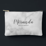 Bridesmaidモダン名パーソナライズされたのスクリプト アクセサリーポーチ<br><div class="desc">Script モダン Bridesmaidパーソナライズされた白大理石の背景にパーソナライズされたsans serifのフォントスタイルでタイトルと日付灰色のスクリプトフォントスタイルでbridesmaidの名前を結婚特集します。また、メイド・オブ・オーナー（花嫁付き添い人）、花の女の子、花嫁の母のためにも最適。</div>
