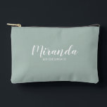 Bridesmaidモダン名パーソナライズされたのスクリプト アクセサリーポーチ<br><div class="desc">Script モダン Bridesmaidパーソナライズされた Gift白いスクリプトのフォントスタイルでbridesmaidの名前を特集パーソナライズされたし結婚、sans serifのフォントスタイルでタイトルと日付をセージの緑の背景に。また、メイド・オブ・オーナー（花嫁付き添い人）、花の女の子、花嫁の母のためにも最適。</div>