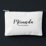 Bridesmaidモダン名パーソナライズされたのスクリプト アクセサリーポーチ<br><div class="desc">Script モダン Bridesmaidパーソナライズされた白い背景にパーソナライズされたsans serifのフォントスタイルのタイトルと日付と黒のスクリプモダントフォントスタイルでbridesmaidの名前を特集結婚。また、メイド・オブ・オーナー（花嫁付き添い人）、花の女の子、花嫁の母、グロムスマン、花婿介添人などのために最適。</div>