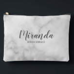 Bridesmaidモダン名パーソナライズされたのスクリプト アクセサリーポーチ<br><div class="desc">Script モダン Bridesmaidパーソナライズされた白大理石の背景にパーソナライズされたsans serifのフォントスタイルでタイトルと日付灰色のスクリプトフォントスタイルでbridesmaidの名前を結婚特集します。また、メイド・オブ・オーナー（花嫁付き添い人）、花の女の子、花嫁の母のためにも最適。</div>