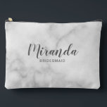 Bridesmaidモダン名パーソナライズされたのスクリプト アクセサリーポーチ<br><div class="desc">Script モダン Bridesmaidパーソナライズされた白大理石の背景にパーソナライズされたsans serifのフォントスタイルでタイトルと日付灰色のスクリプトフォントスタイルでbridesmaidの名前を結婚特集します。また、メイド・オブ・オーナー（花嫁付き添い人）、花の女の子、花嫁の母のためにも最適。</div>