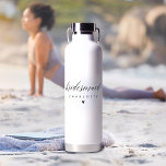 Bridesmaid提案スクモダンリプトバチェロレッテ ウォーターボトル<br><div class="desc">このBridesmaidプロポーショモダンンスクリプトバチェロレッテ水ボトルお洒落は、お客様のブライダルパーティに最適なスタイリッシュ贈り物である。白黒のミニマルデザインとスクリプエレガントトが特徴で、シックなブライドメイド提案のギフトやパーティーの好意である。そのシンプルバチェロレッテモダンお祝いやその他のための実用的でファッショナブルな形跡である。</div>