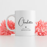 Bridesmaid結婚のシンプルモダンスクリプト名 コーヒーマグカップ<br><div class="desc">Bridesmaidの書結婚道の台本の名前Coffeeマグは黒い書の台本に含まれているあなたのbridesmaidの名前を特徴とエレガントし、日付やbridemaidなどのの文字を追加してハートをアクセント付け。文字とハートの色は、特定の色の設定に合わせてエディタで調整できる。あなたのブライダルパーティのためのギフトとして素晴らしい。Evco studio www.zazzle.com/store/evcostudioによる設計</div>