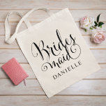 Bridesmaid Black パーソナライズされた Script結婚's トートバッグ<br><div class="desc">Bridesmaid tote結婚バッグは黒い渦巻きモダン書道の台本を備え書て、好きなだけエレガントにカスタマイズできるカスタム文字名の名を持つ。調整ブライダルパーティデザインを見ろ！</div>