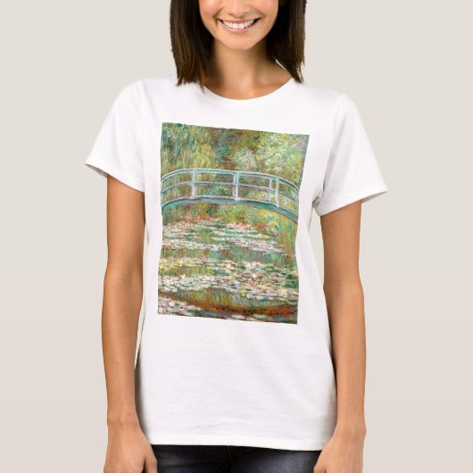 Bridge over a Pond of Water Lilies by Claude Monet Tシャツ (正面)