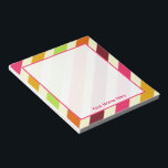 Bright Bohoのストライプメモパーソナライズされた帳 ノートパッド<br><div class="desc">ピンク、オレンジ、イエロー、バーガンディ、緑の対角線の背景を持つメモストライプ帳。名前をピンク色でパーソナライズ。</div>