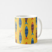 Bright fishes seamless pattern. Seaside hand drawn コーヒーマグカップ (正面右)