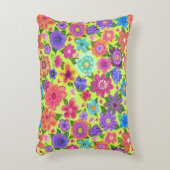 Bright Flowers on Peridot Background Bohoスタイル アクセントクッション (正面(垂直))