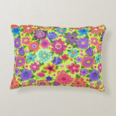 Bright Flowers on Peridot Background Bohoスタイル アクセントクッション (裏面)