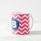 Bright Pink and White Chevron Pattern Monogram コーヒーマグカップ (正面右)