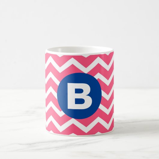 Bright Pink and White Chevron Pattern Monogram コーヒーマグカップ (中央)