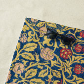 Bright Violetとオダマキ（植物）（William Morris著） ビーチタオル (インサイチュ)