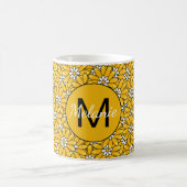 Bright Yellow Overlapping Floral Pattern コーヒーマグカップ (中央)