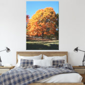 Brilliant Autumn Tree – Hubbell, Michigan キャンバスプリント (インサイチュ (寝室))