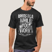 Bristle While You Work Backprint理容師 Tシャツ (正面)