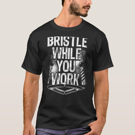 Bristle While You Work Backprint理容師 Tシャツ (正面)